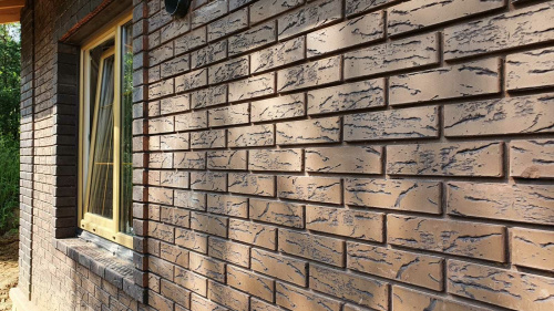 Кирпич кедр кора дуба+инкрустация пустотелый одинарныйпо цене 59.03 руб./шт